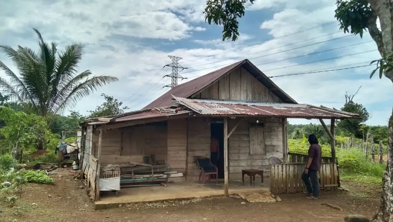 Salah satu rumah warga yang tinggal di sekitar perlintasan jaringan transmisi Saluran Udara Tegangan Tinggi (SUTT) PLTU Teluk Sepang