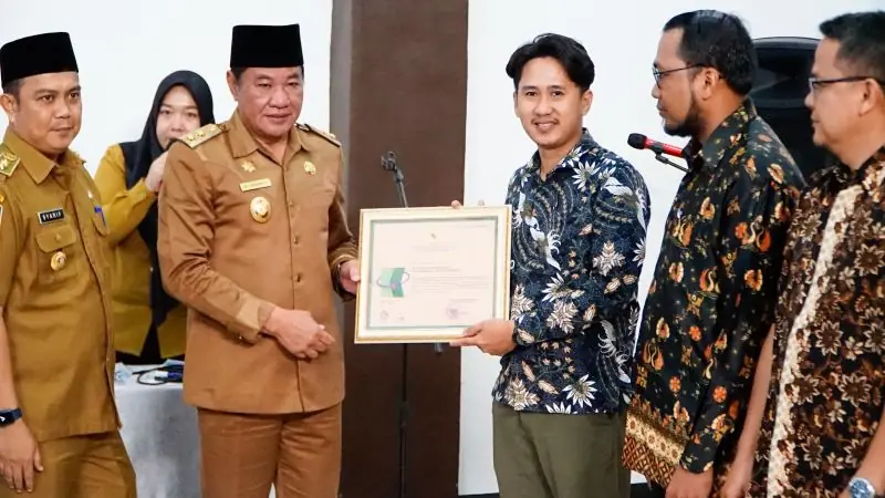 Pelaksana Tugas (Plt) Gubernur Bengkulu, Rosjonsyah, menyerahkan penghargaan Sidhakarya