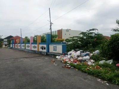 Tumpukan Sampah Dekat SMK 07