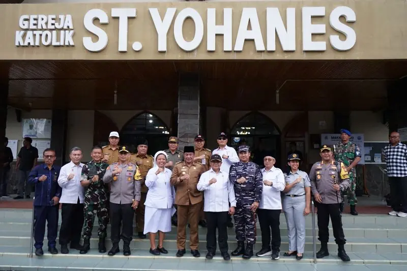 Pelaksana Tugas (Plt) Gubernur Bengkulu, Rosjonsyah di Gereja St. Yohanes.