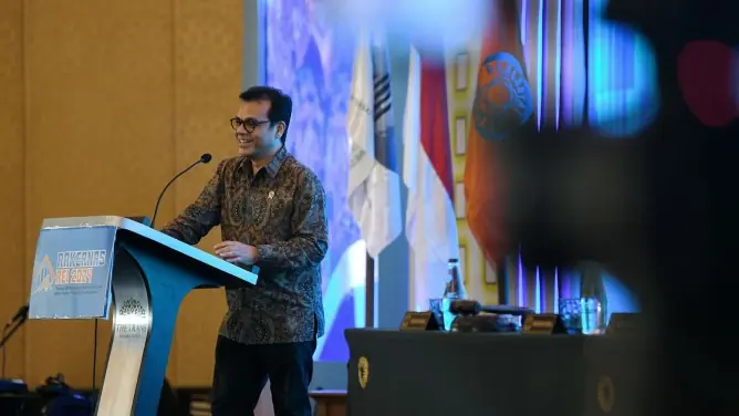 Wamenkomdigi Nezar Patria dalam Penutupan Rapat Kerja Nasional Realestate Indonesia tahun 2024 di Convention Centre Trans Luxury Bandung, Jawa Barat, Kamis (5/12/2024).