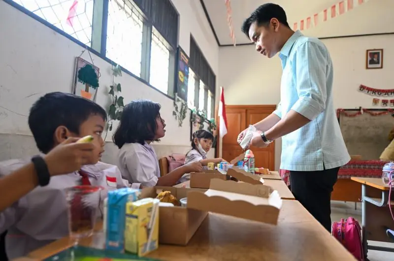 Wakil Presiden (Wapres) Gibran Rakabuming melakukan peninjauan ke SDN 1 Langkai, Palangka Raya