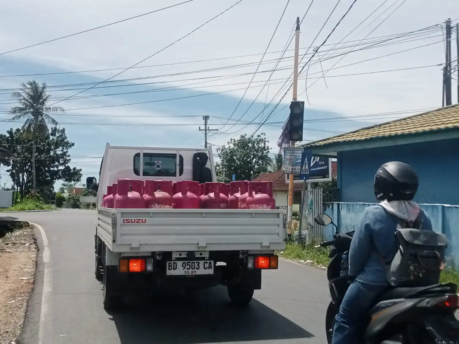 Tiga Bulan Lampu Merah di Sini Padam