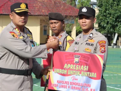 Akhiri Masa Tugas, Kapolres Bengkulu Utara Berikan Umroh Presisi Kepada 3 Personel Berprestasi