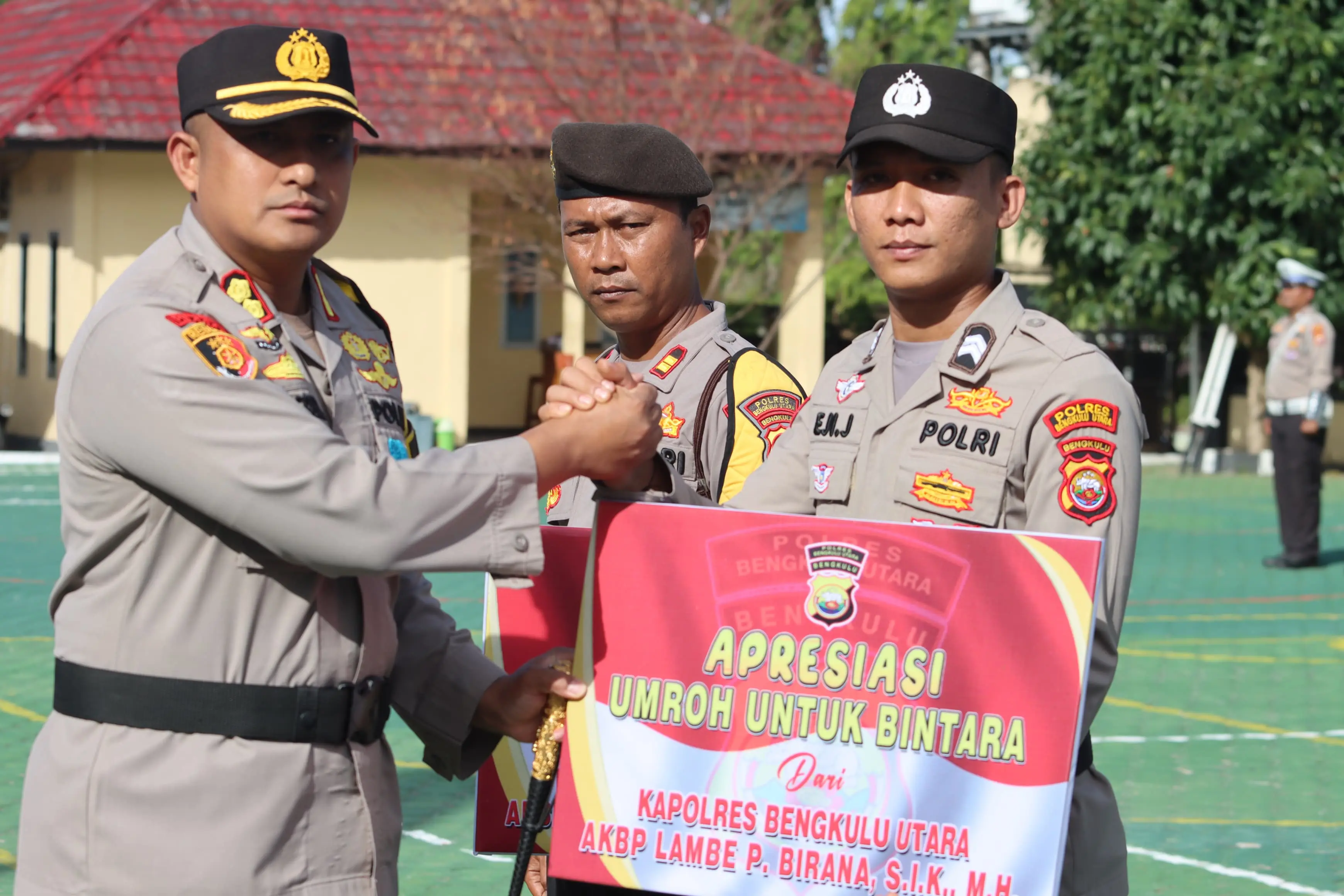 Akhiri Masa Tugas, Kapolres Bengkulu Utara Berikan Umroh Presisi Kepada 3 Personel Berprestasi