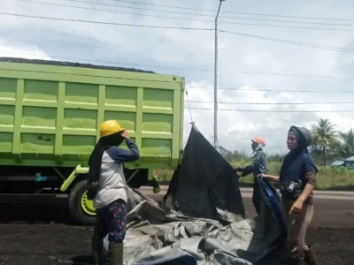 Cerita Buruh Pembuka Terpal Batu Bara, Batuk hingga Muntah Darah