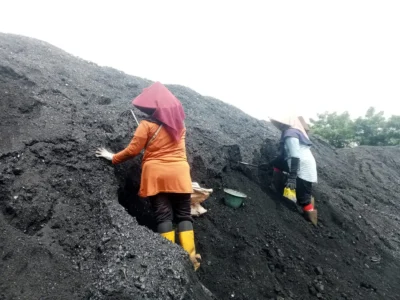 Perempuan Buruh Parting: Melawan Debu Demi Upah Harian