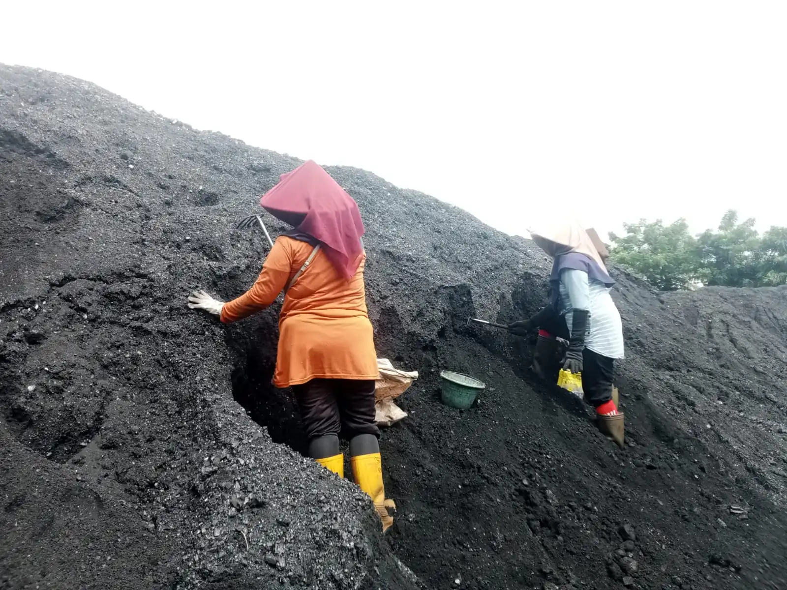 Perempuan Buruh Parting: Melawan Debu Demi Upah Harian