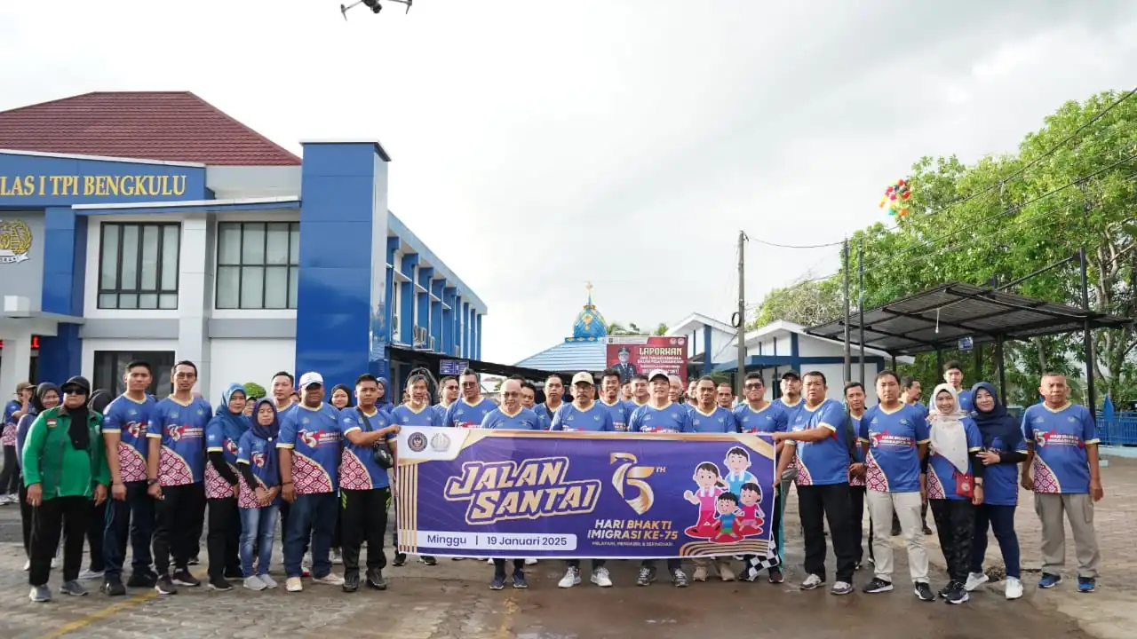 Kanwil Ditjen Imigrasi dan Kantor Imigrasi Kelas I TPI Bengkulu Ikuti Fun Walk Ceria Hari Bhakti Imigrasi ke-75