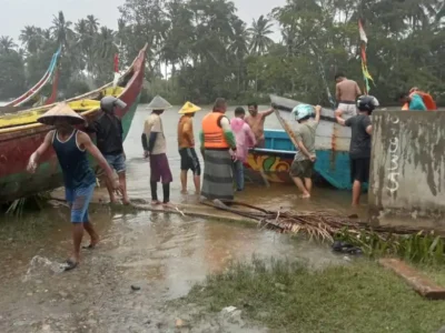 Dihantam Ombak, Tiga Nelayan yang Hilang di Perairan Mukomuko Akhirnya Ditemukan Selamat