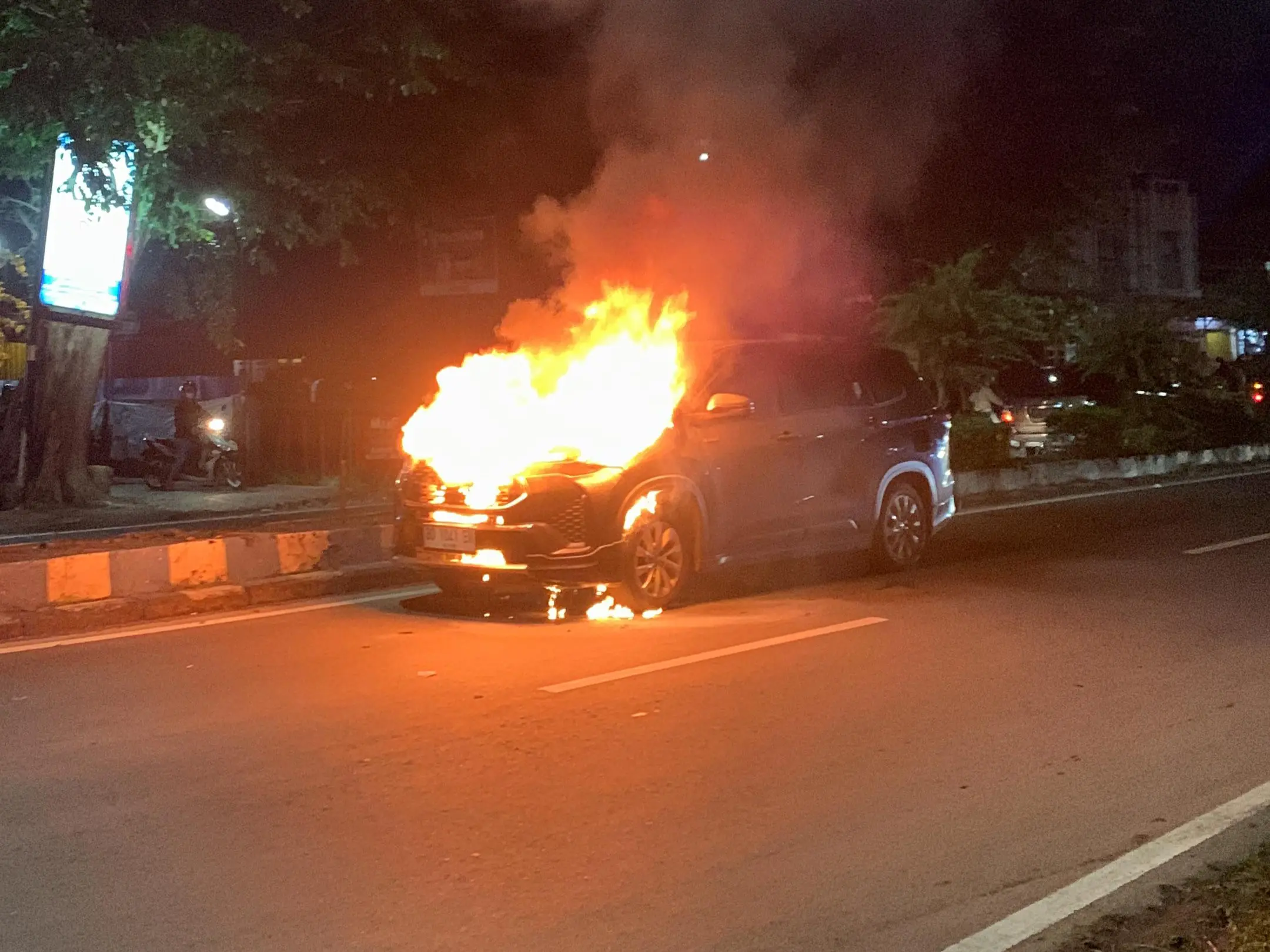 Mobil Innova Terbakar Mendadak di Jalan Sutoyo Kota Bengkulu