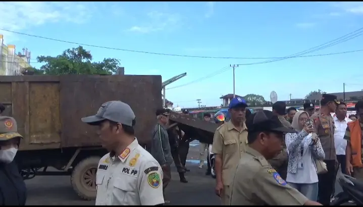 Penertiban Pasar, Pedagang: Gak Mau Pindah, di Dalam Sempit