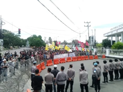 Aksi ‘Indonesia Gelap’ di Bengkulu, Blokade Diterobos