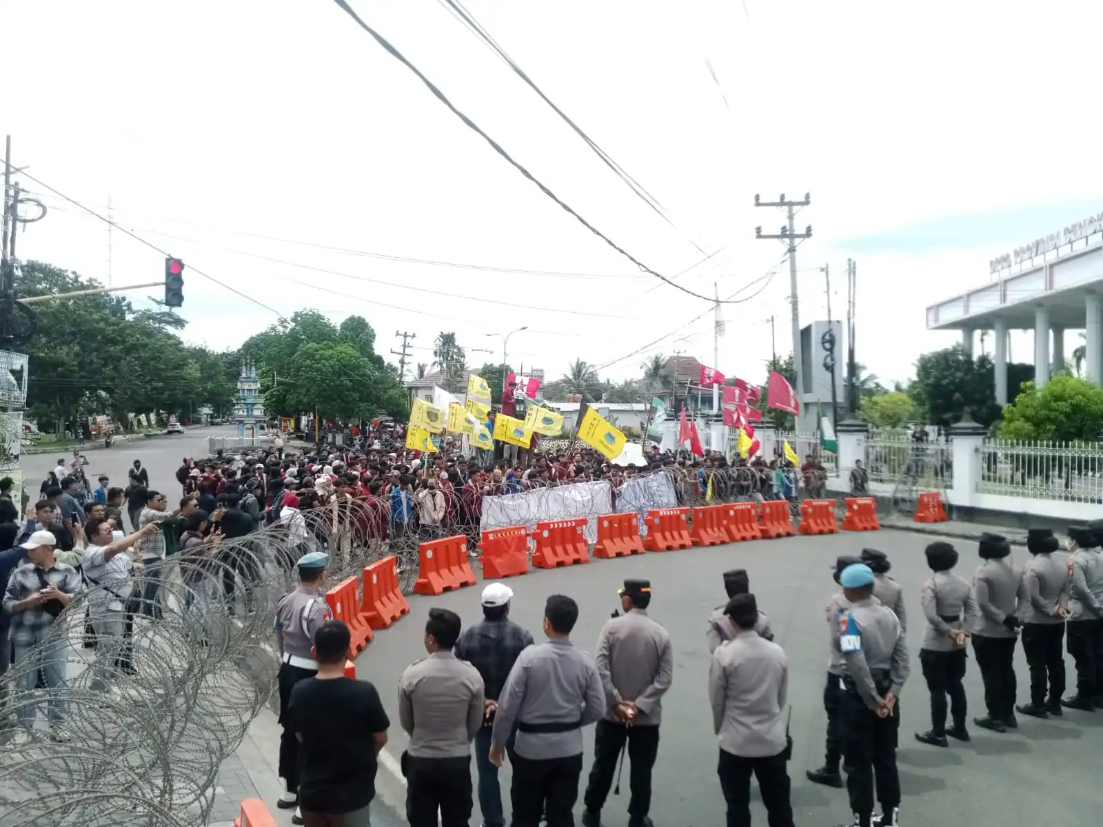 Aksi ‘Indonesia Gelap’ di Bengkulu, Blokade Diterobos