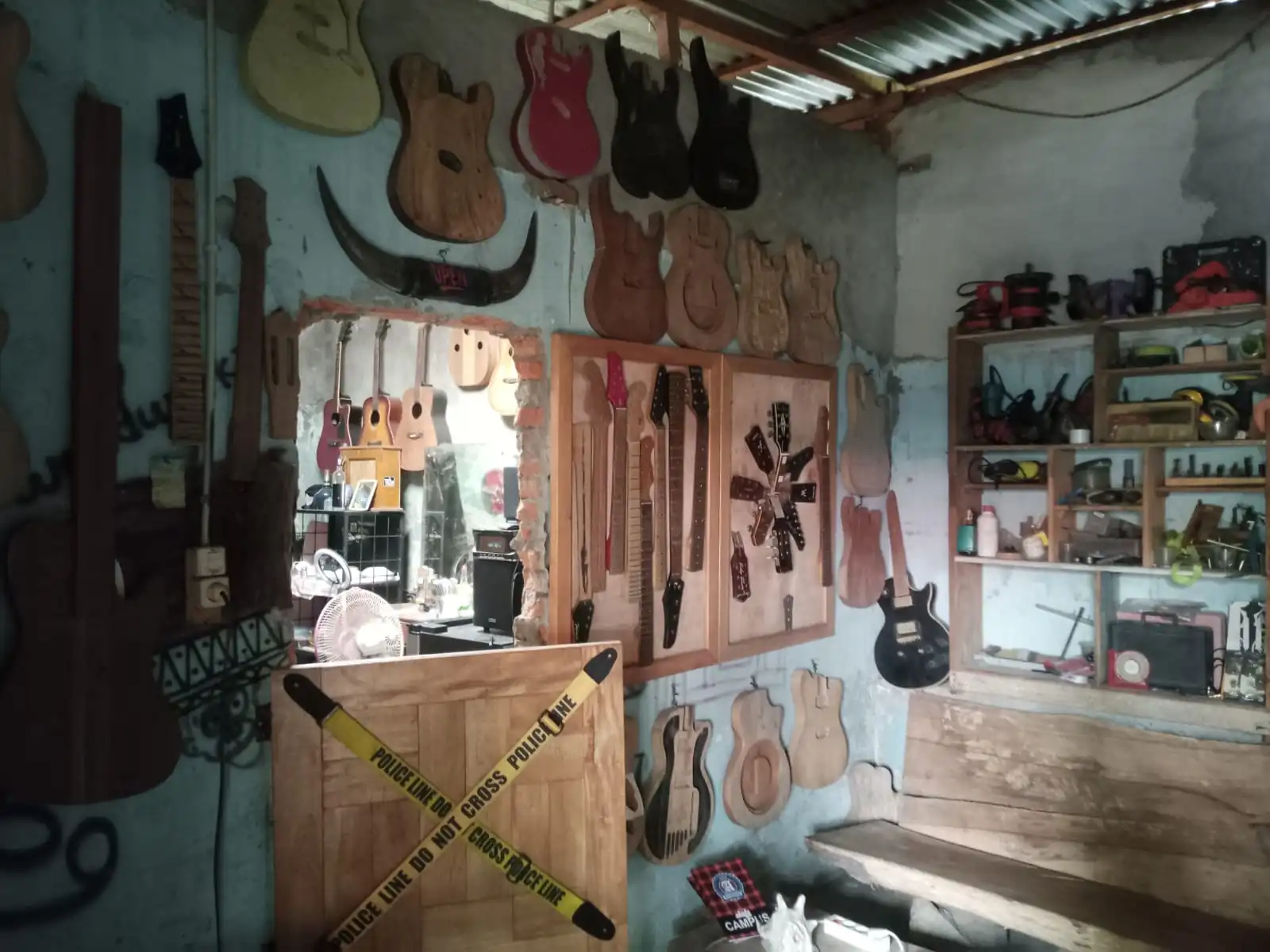 Hasbi Pertahankan Bengkel Gitar Bengkulu Sejak 2012, Kini Juga Buka Warkop