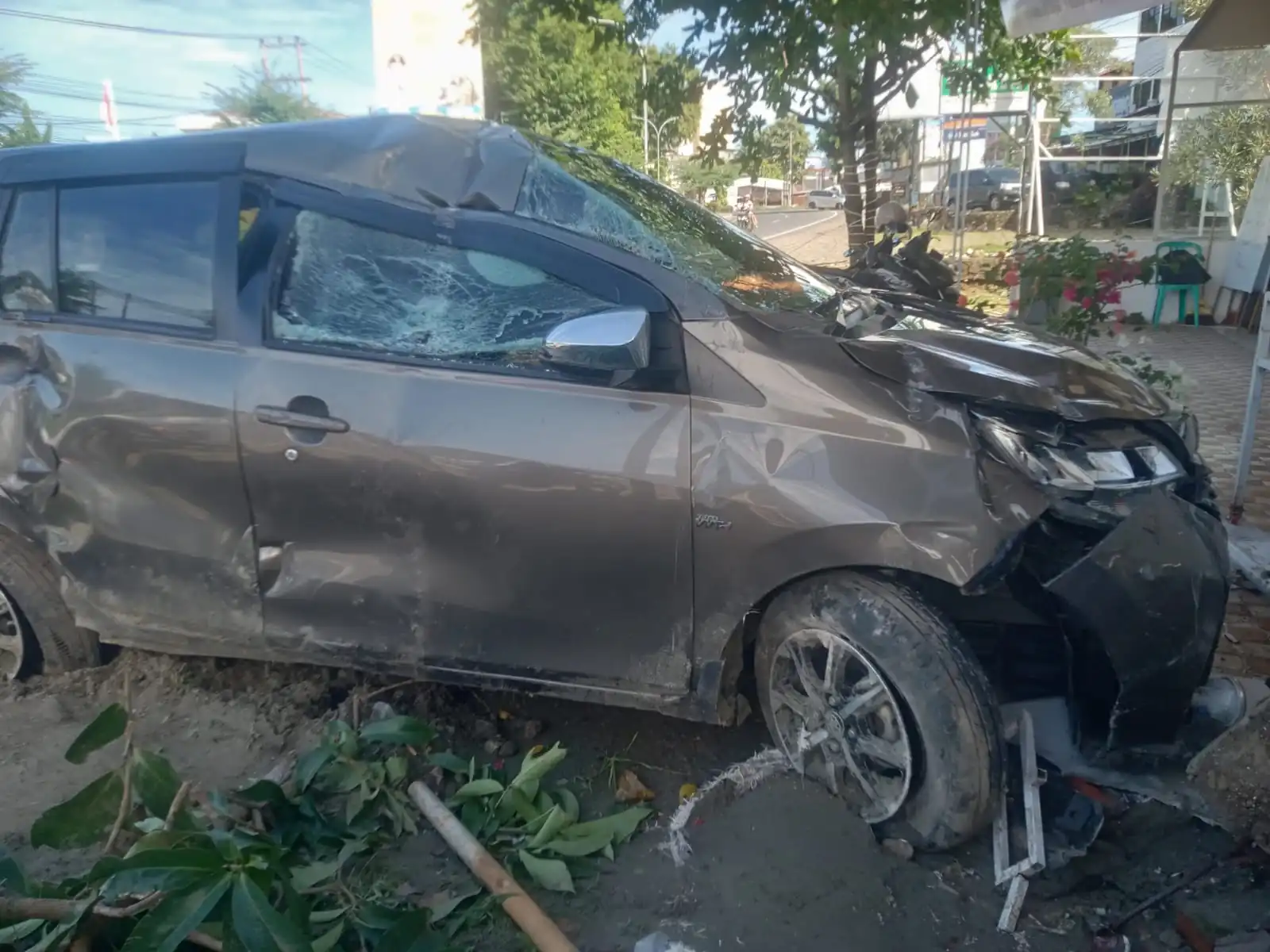 Mobil Calya Tabrak Toko Baju, Pengemudi Kabur