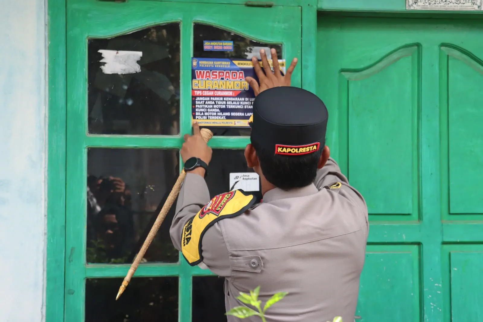 Waspada Curanmor! Kapolresta Bengkulu Tempel Stiker di Kos-kosan