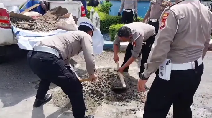 Jalan Berlubang Picu Kecelakaan, Satlantas Polresta Bengkulu Turun Tangan