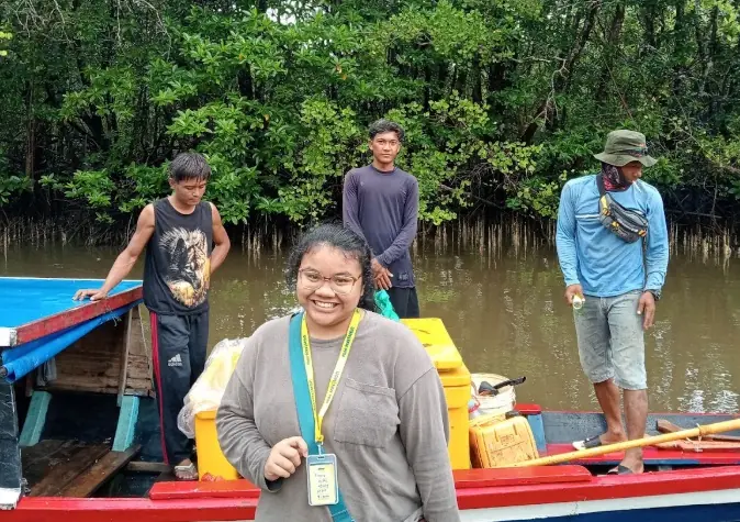 Penulis bersama nelayan di Enggano