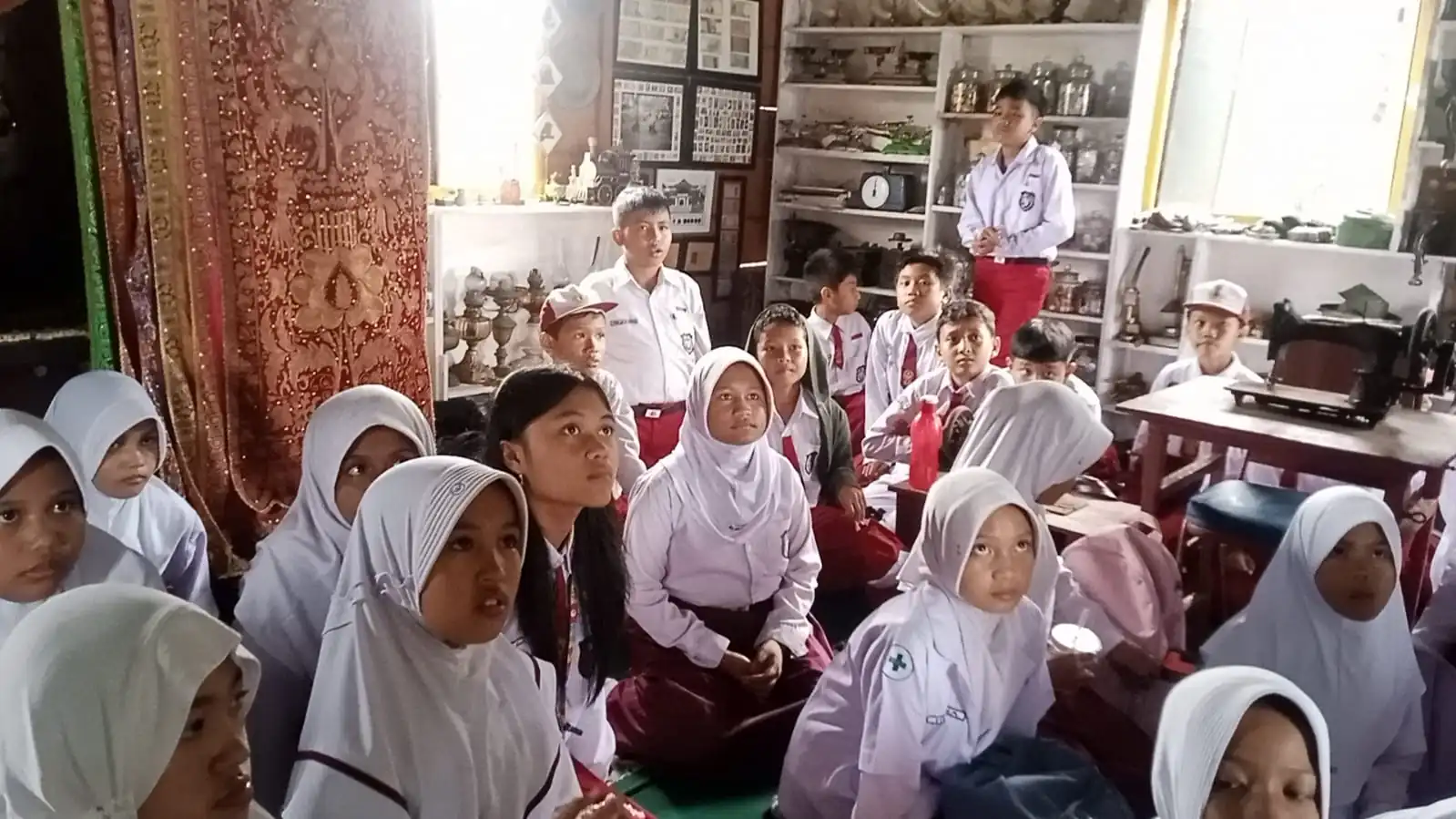 SD 8 Kota Bengkulu Kunjugan ke Balai Adat Rajo Penghulu