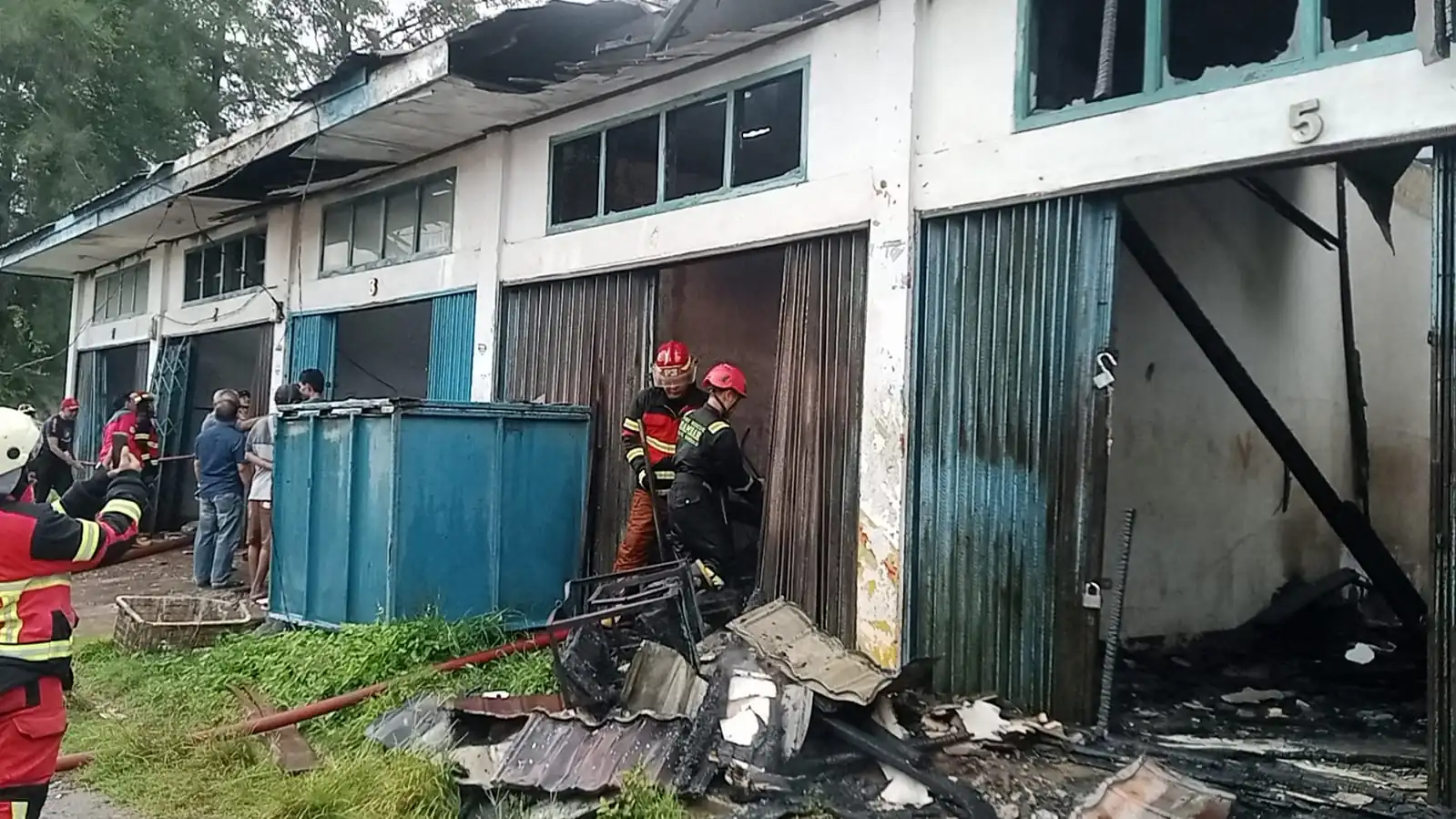 Kebakaran Hebat Lahap 5 Gudang Ikan di Bengkulu, Ibu dan Anak Alami Luka Bakar
