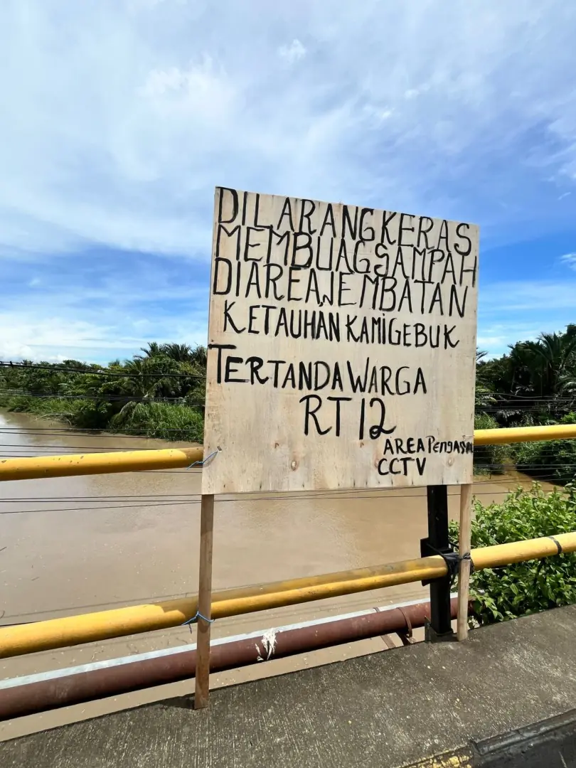 Sampah Berserakan di Jembatan Rawa Makmur, Warga Minta Pemerintah Pasang CCTV