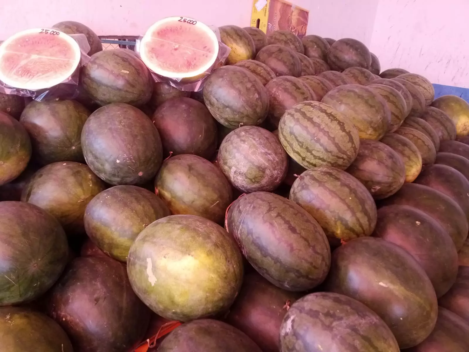 Semangka Laris Manis di Hari Pertama Puasa