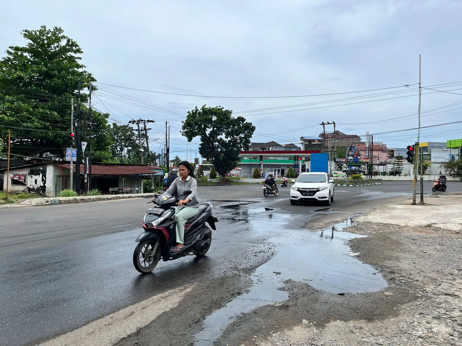 Air Selokan Meluap di Jalan Bali, Pengendara Terganggu Bau Menyengat.
