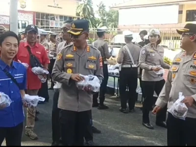 Kejutan Manis di Ramadan: Polresta Bengkulu dan Media Bagikan Ratusan Takjil Gratis