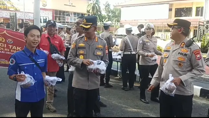 Kejutan Manis di Ramadan: Polresta Bengkulu dan Media Bagikan Ratusan Takjil Gratis