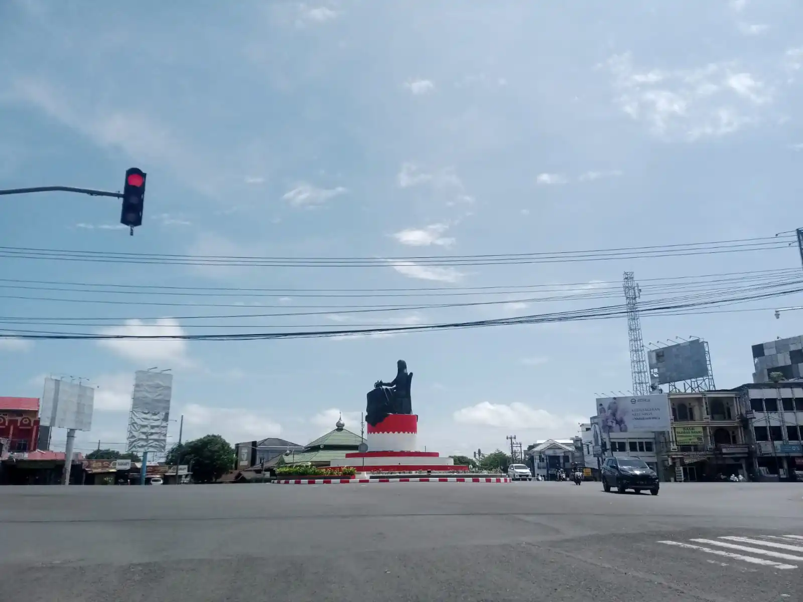 Patung Fatmawati Mulai Dihiasi Warna Merah Putih