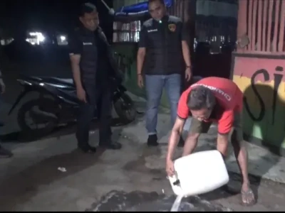 Gerebek Warem di Pantai Panjang, Puluhan Liter Tuak Dimusnahkan