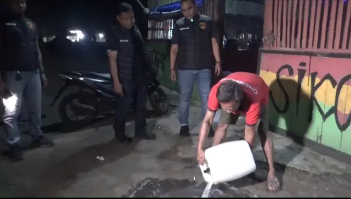 Gerebek Warem di Pantai Panjang, Puluhan Liter Tuak Dimusnahkan