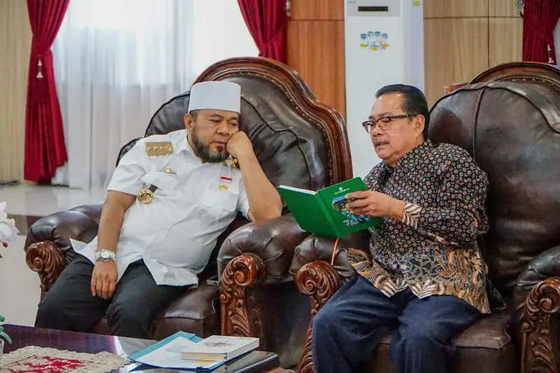 Helmi dalam pertemuan bersama jajaran direksi Bank Bengkulu, Kamis pagi (6/3).
