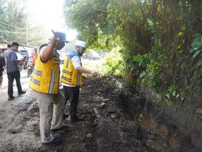 Helmi Hasan juga turun langsung meninjau pembersihan drainase di kawasan Pantai Tapak Paderi, tepatnya di Jl. Bencoolen, Kelurahan Tengah Padang, Selasa (11/3).