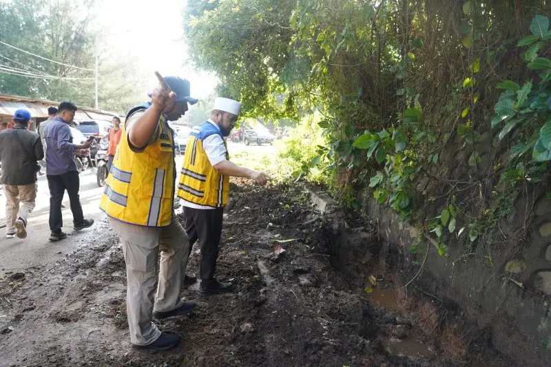 Helmi Hasan juga turun langsung meninjau pembersihan drainase di kawasan Pantai Tapak Paderi, tepatnya di Jl. Bencoolen, Kelurahan Tengah Padang, Selasa (11/3).