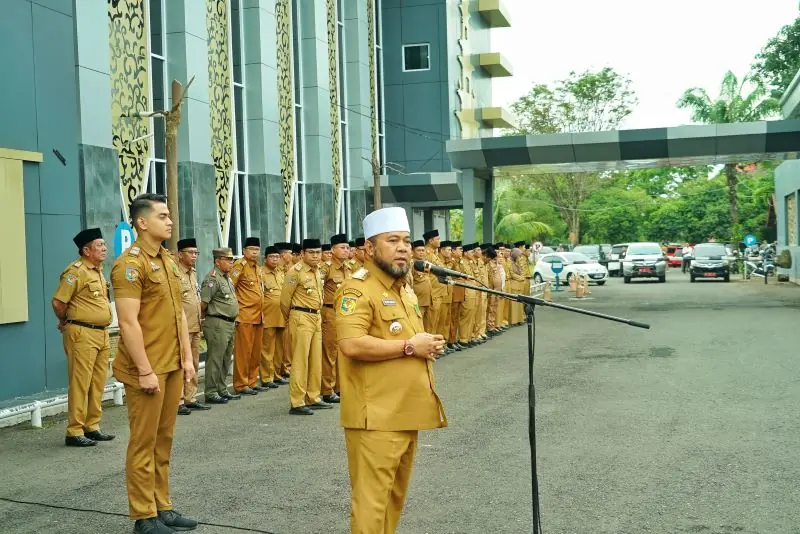 Gubernur Helmi Hasan saat memimpin apel pagi, Senin (3/3/2025)