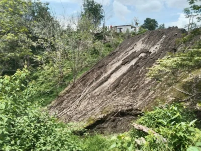 Gunungan Limbah PLTU Batubara Teluk Sepang Dibuang ke Area Pemukiman Warga