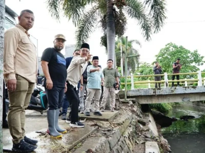 Helmi Hasan dan Walikota Tinjau Drainase di Penurunan