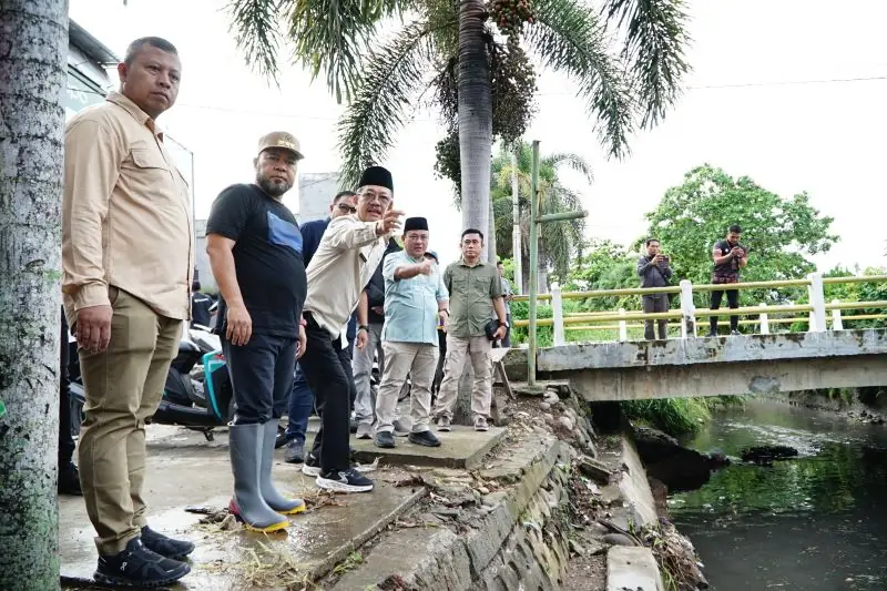 Helmi Hasan dan Walikota Tinjau Drainase di Penurunan