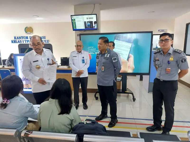 Kepala Kantor Wilayah Direktorat Jenderal Imigrasi Bengkulu, Victor Manurung, melakukan kunjungan kerja ke Kantor Imigrasi Kelas I TPI Bengkulu pada Selasa (4/3)