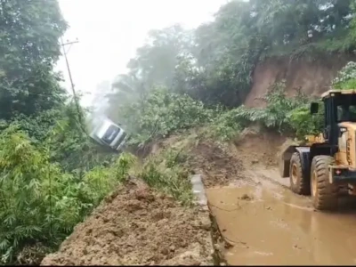 Longsor Tutup Total Jalan Lintas Bengkulu-Sumatera Selatan, Antrean Kendaraan Mengular