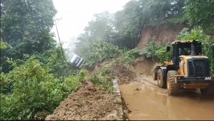 Longsor Tutup Total Jalan Lintas Bengkulu-Sumatera Selatan, Antrean Kendaraan Mengular