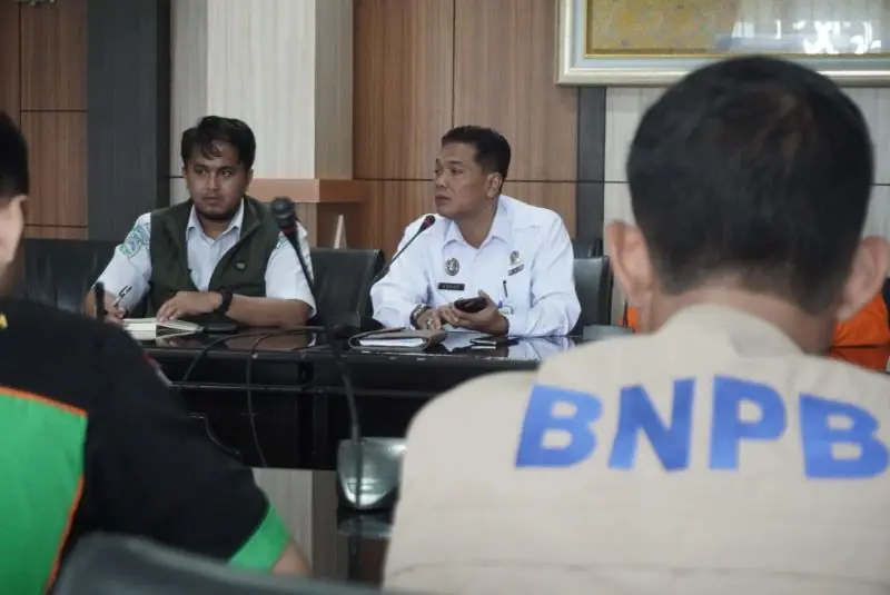 Rapat Koordinasi Penanganan Bencana dan Persiapan Pemantauan Pos Pantai Panjang Bengkulu di Ruang Rapat Merah Putih, Kantor Gubernur Bengkulu, Senin (24/03).