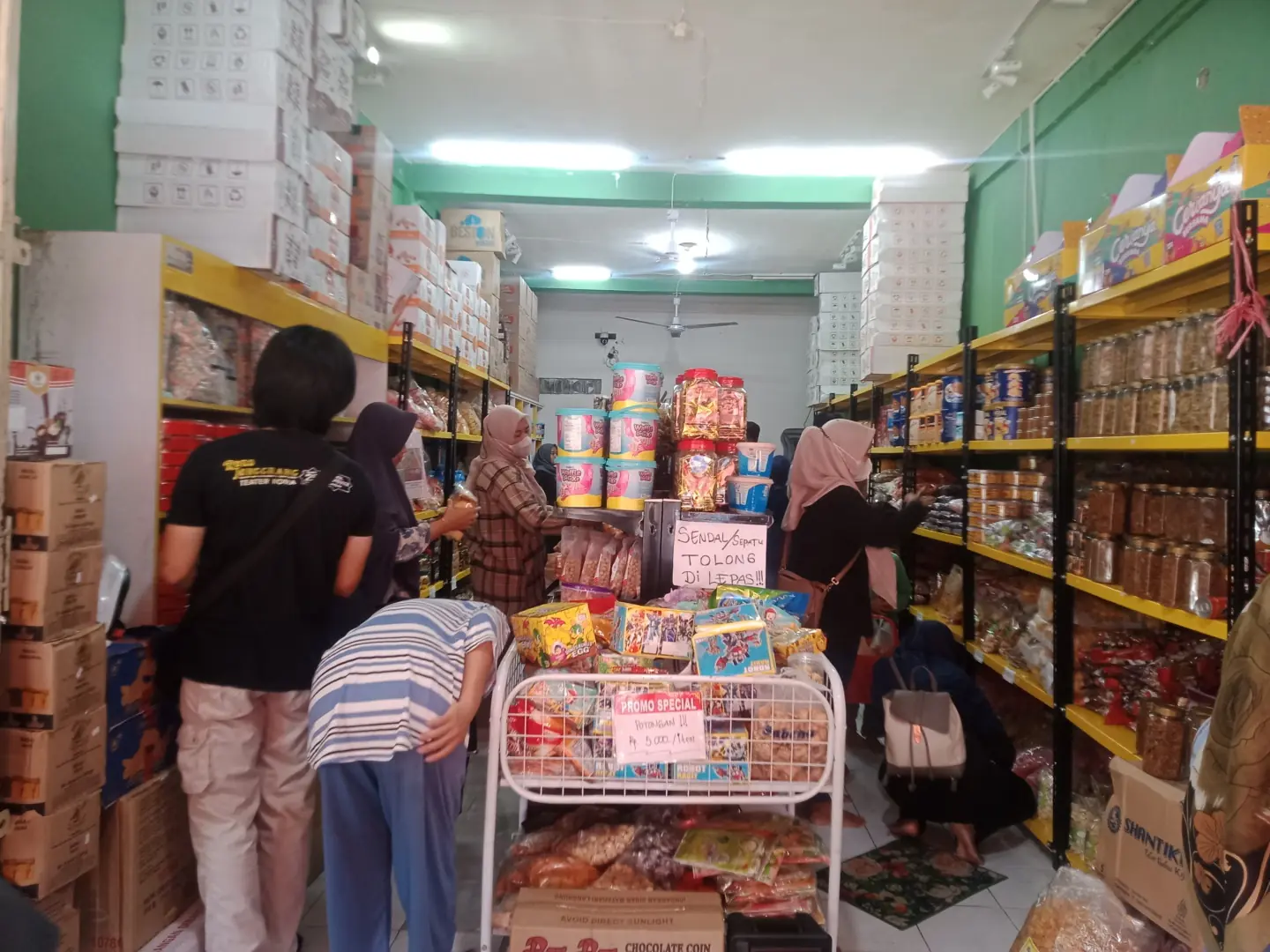 Toko Grosir Kue di Bengkulu Diserbu Pembeli Jelang Lebaran, Penjualan Naik 70%