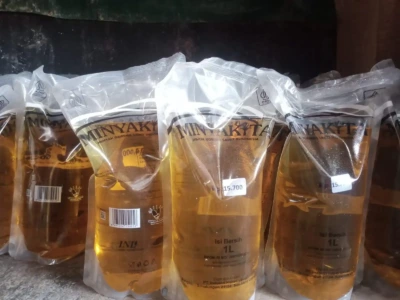 Pasokan Melimpah, Harga Minyak Kita Menurun