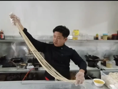 Gila! Mie Ini Panjangnya Sampai Meja Tetangga
