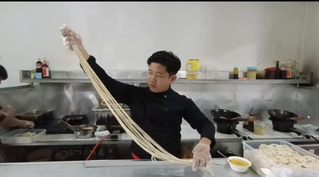 Gila! Mie Ini Panjangnya Sampai Meja Tetangga