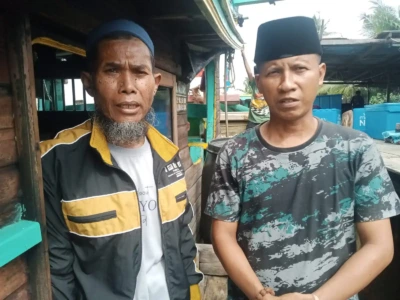 Sejumlah Guru Pesantren Ikut Menumpang Kapal Kecil ke Enggano
