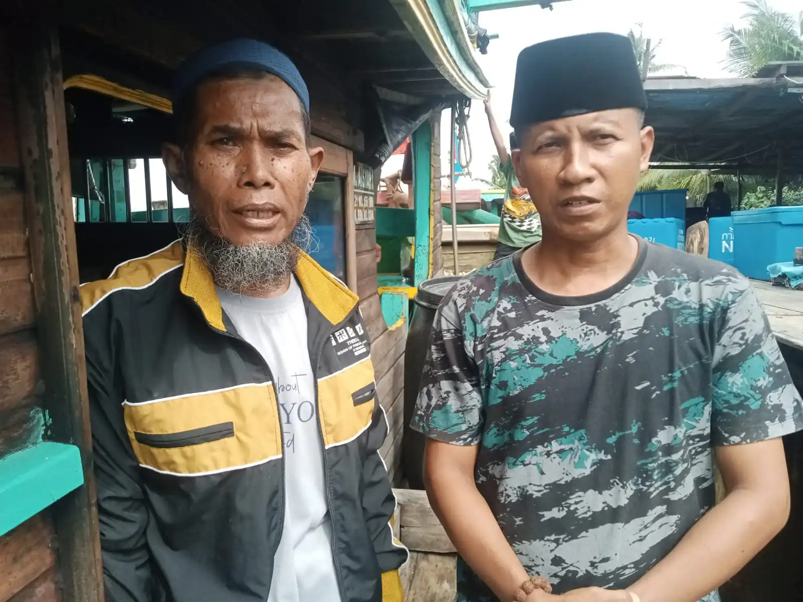 Sejumlah Guru Pesantren Ikut Menumpang Kapal Kecil ke Enggano